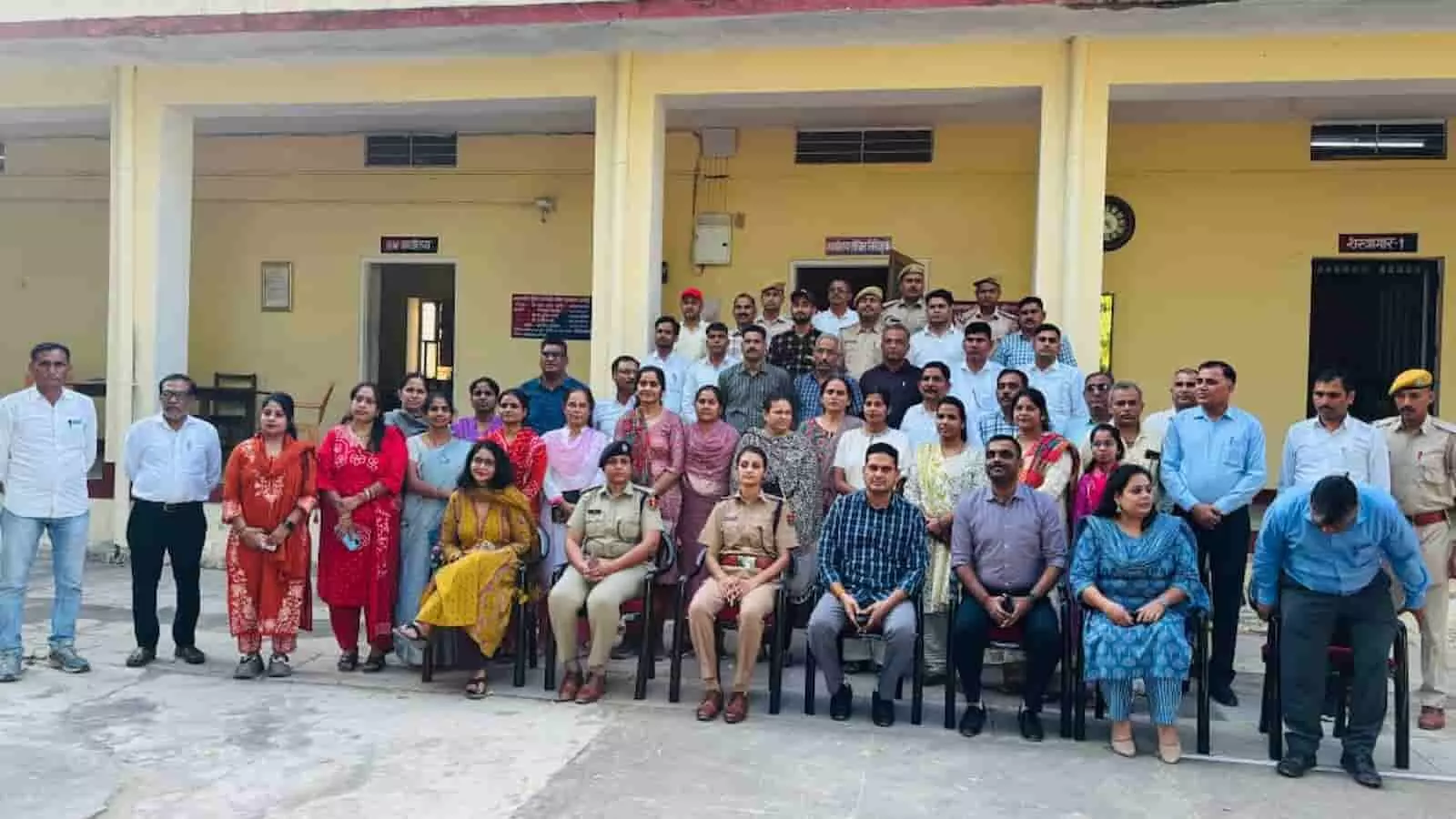 तस्वीर में सवाई माधोपुर में आयोजित लैंगिक आधारित हिंसा रोकथाम प्रशिक्षण में शामिल विभिन्न विभागों के अधिकारी और कार्मिक दिख रहे हैं। तस्वीर में सवाई माधोपुर में आयोजित लैंगिक आधारित हिंसा रोकथाम प्रशिक्षण में शामिल विभिन्न विभागों के अधिकारी और कार्मिक दिख रहे हैं।