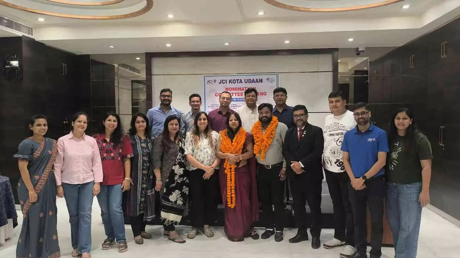 कमरे में बैनर के आगे जेसीआई कोटा उड़ान के नवनिर्वाचित अध्यक्ष और सदस्य खड़े हैं। कमरे में बैनर के आगे जेसीआई कोटा उड़ान के नवनिर्वाचित अध्यक्ष और सदस्य खड़े हैं।