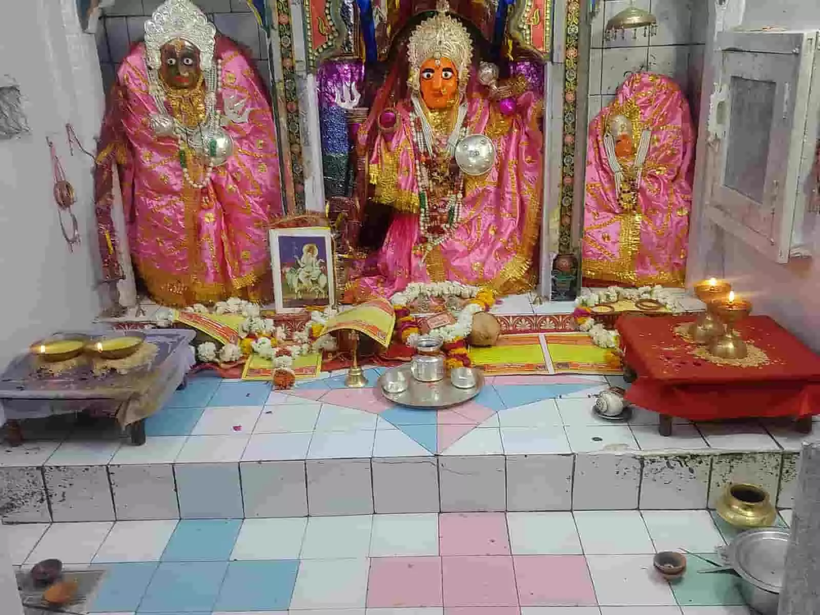 तस्वीर में मंदिर के गर्भगृह में देवी प्रतिमाओं का श्रृंगार और पूजन सामग्री छोटीसादड़ी में नवरात्र उत्सव के दौरान दिख रही है। तस्वीर में मंदिर के गर्भगृह में देवी प्रतिमाओं का श्रृंगार और पूजन सामग्री छोटीसादड़ी में नवरात्र उत्सव के दौरान दिख रही है।