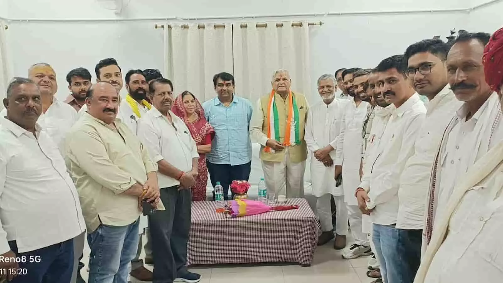 कोटा सर्किट हाउस में खड़े कांग्रेस नेता जितेन्द्र सिंह गुर्जर और कार्यकर्ताओं की समूह तस्वीर। कोटा सर्किट हाउस में खड़े कांग्रेस नेता जितेन्द्र सिंह गुर्जर और कार्यकर्ताओं की समूह तस्वीर।