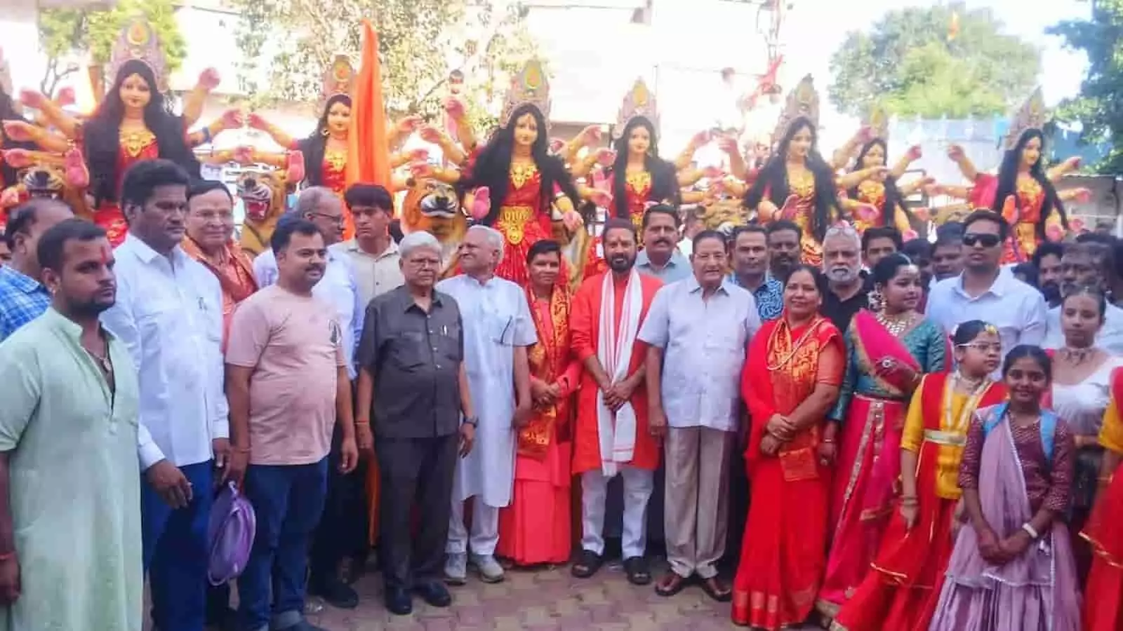 कोटा में नवदुर्गा प्रतिमाओं के सामने अतिथियों और श्रद्धालुओं का समूह खड़ा है। कोटा में नवदुर्गा प्रतिमाओं के सामने अतिथियों और श्रद्धालुओं का समूह खड़ा है।