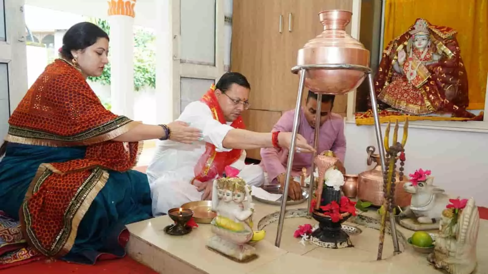 तस्वीर में देहरादून स्थित मुख्यमंत्री आवास में पूजा करते पुष्कर सिंह धामी दिख रहे हैं। तस्वीर में देहरादून स्थित मुख्यमंत्री आवास में पूजा करते पुष्कर सिंह धामी दिख रहे हैं।
