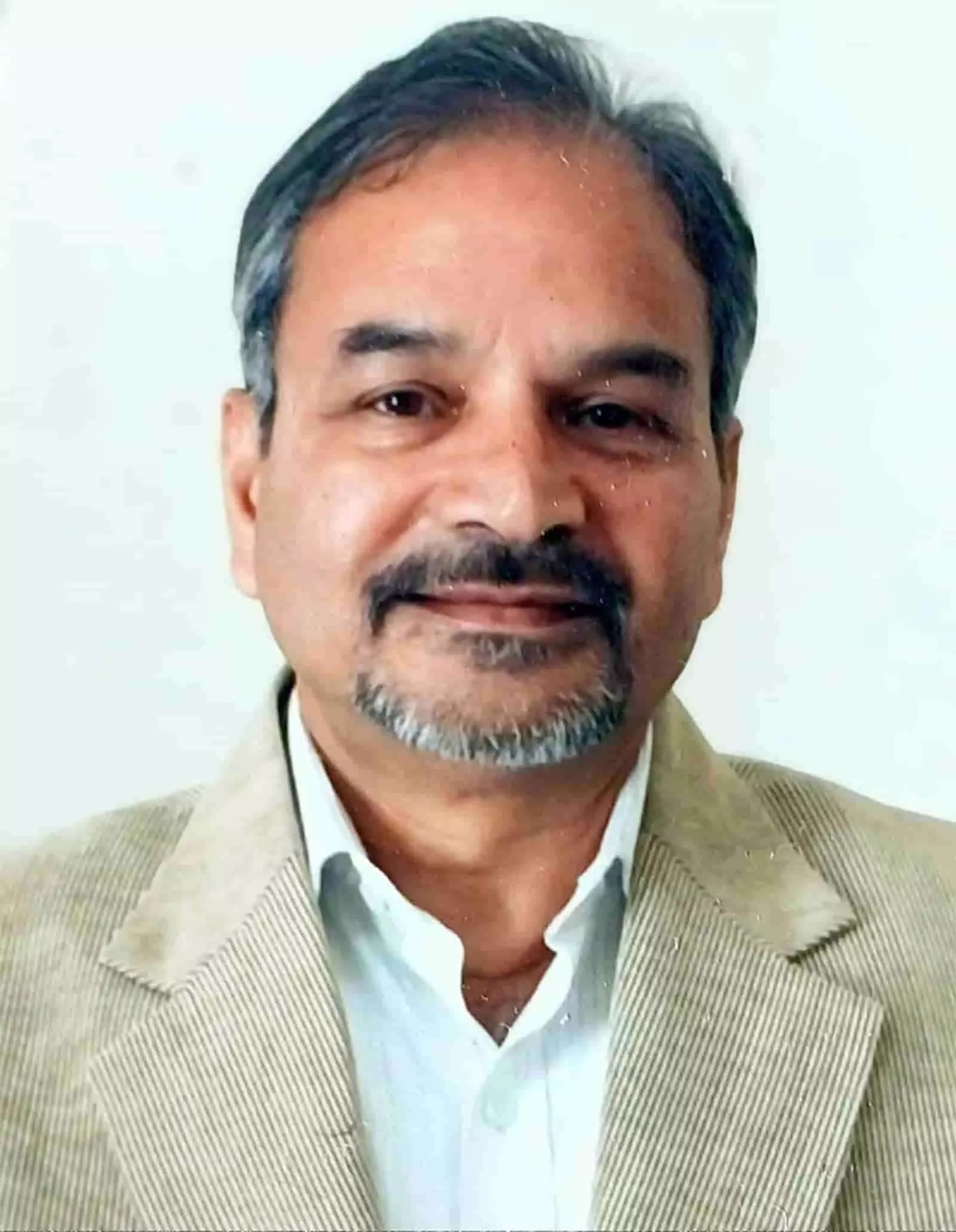 सफेद शर्ट और जैकेट में मुस्कुराते हुए डॉ. शैलेन्द्र बिरला की तस्वीर। सफेद शर्ट और जैकेट में मुस्कुराते हुए डॉ. शैलेन्द्र बिरला की तस्वीर।