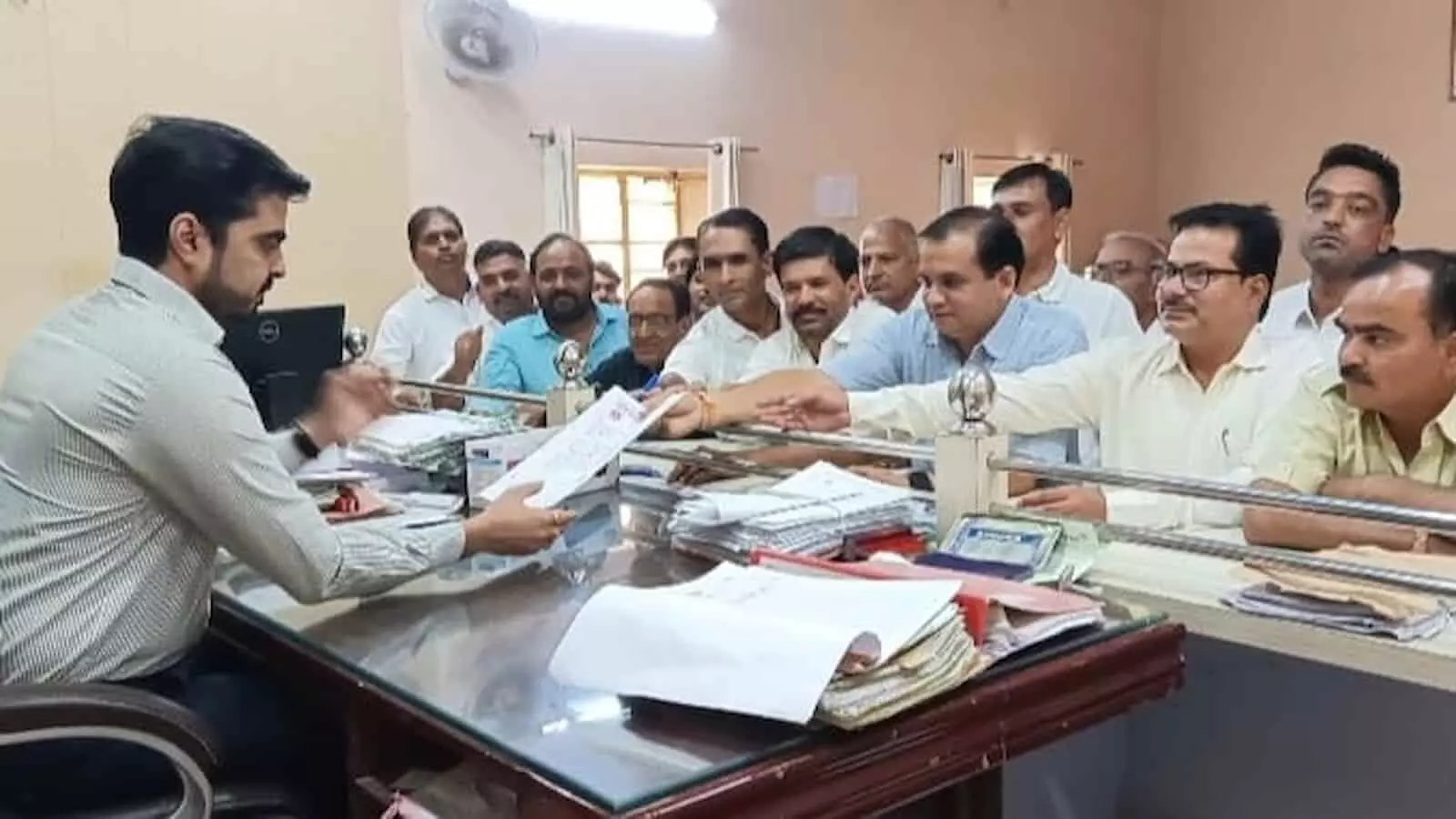 तस्वीर में गंगापुर अभिभाषक संस्था के प्रतिनिधि SDM को ज्ञापन सौंपते हुए दिख रहे हैं। तस्वीर में गंगापुर अभिभाषक संस्था के प्रतिनिधि SDM को ज्ञापन सौंपते हुए दिख रहे हैं।