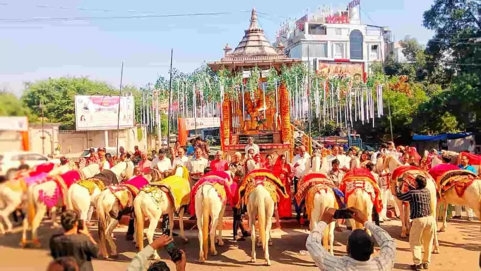 कोटा के नयापुरा अग्रसेन सर्किल पर आयोजित कार्यक्रम में अश्वमेध शक्ति पूजन करते समाजबंधु. कोटा के नयापुरा अग्रसेन सर्किल पर आयोजित कार्यक्रम में अश्वमेध शक्ति पूजन करते समाजबंधु.