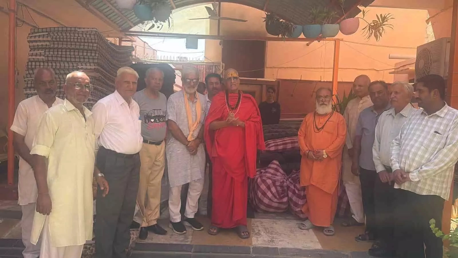 तस्वीर में स्वामी हंसराम जी महाराज और अन्य अतिथि भीलवाड़ा एमजी अस्पताल में विश्राम सेवा का शुभारंभ करते दिख रहे हैं। तस्वीर में स्वामी हंसराम जी महाराज और अन्य अतिथि भीलवाड़ा एमजी अस्पताल में विश्राम सेवा का शुभारंभ करते दिख रहे हैं।