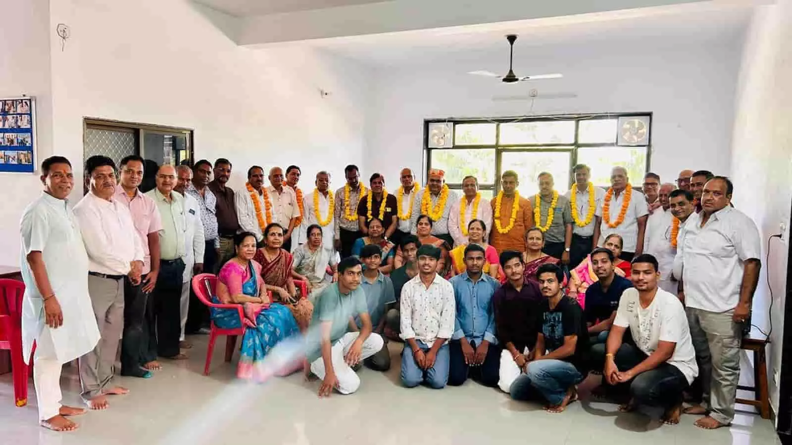 तस्वीर में भीलवाड़ा माहेश्वरी बालक छात्रावास के नवनिर्वाचित पदाधिकारी शपथ ग्रहण समारोह में दिख रहे हैं। तस्वीर में भीलवाड़ा माहेश्वरी बालक छात्रावास के नवनिर्वाचित पदाधिकारी शपथ ग्रहण समारोह में दिख रहे हैं।