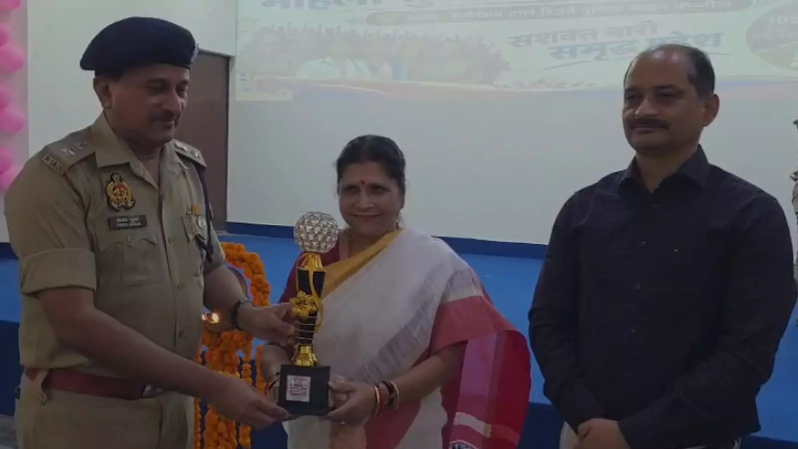 पुलिस लाइन सभागार में आयोजित मिशन शक्ति कार्यक्रम के दौरान महिलाओं को सम्मानित करते अधिकारी। पुलिस लाइन सभागार में आयोजित मिशन शक्ति कार्यक्रम के दौरान महिलाओं को सम्मानित करते अधिकारी।