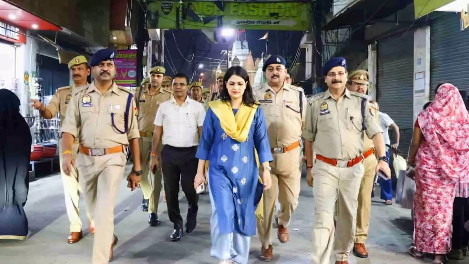 हापुड़ में शारदीय नवरात्रि के मद्देनजर सुरक्षा व्यवस्था का जायजा लेते जिलाधिकारी और पुलिस अधीक्षक। हापुड़ में शारदीय नवरात्रि के मद्देनजर सुरक्षा व्यवस्था का जायजा लेते जिलाधिकारी और पुलिस अधीक्षक।
