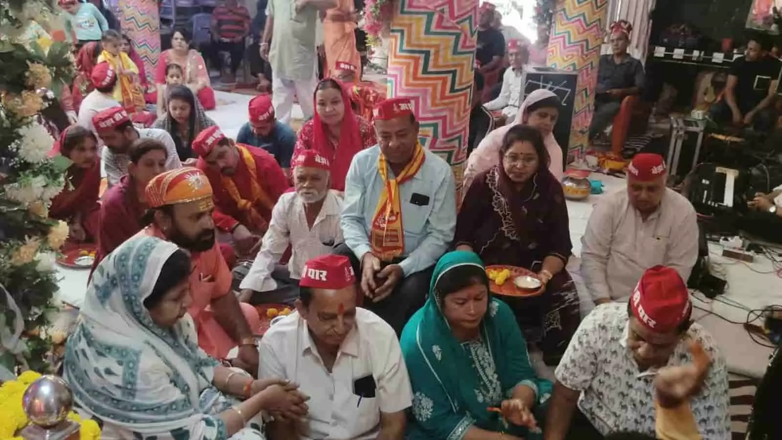 तस्वीर में भीलवाड़ा के झूलेलाल मंदिर में शारदीय नवरात्र के अवसर पर घट स्थापना करते हुए श्रद्धालु नजर आ रहे हैं. तस्वीर में भीलवाड़ा के झूलेलाल मंदिर में शारदीय नवरात्र के अवसर पर घट स्थापना करते हुए श्रद्धालु नजर आ रहे हैं.