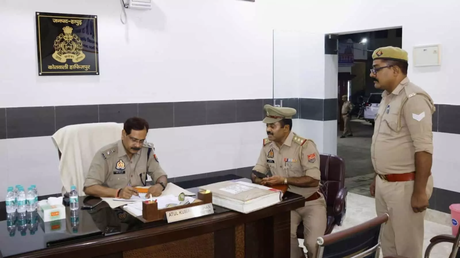 हाफिजपुर थाने के कार्यालय में मेज पर बैठकर रजिस्टर की जांच करते पुलिस अधीक्षक। हाफिजपुर थाने के कार्यालय में मेज पर बैठकर रजिस्टर की जांच करते पुलिस अधीक्षक।