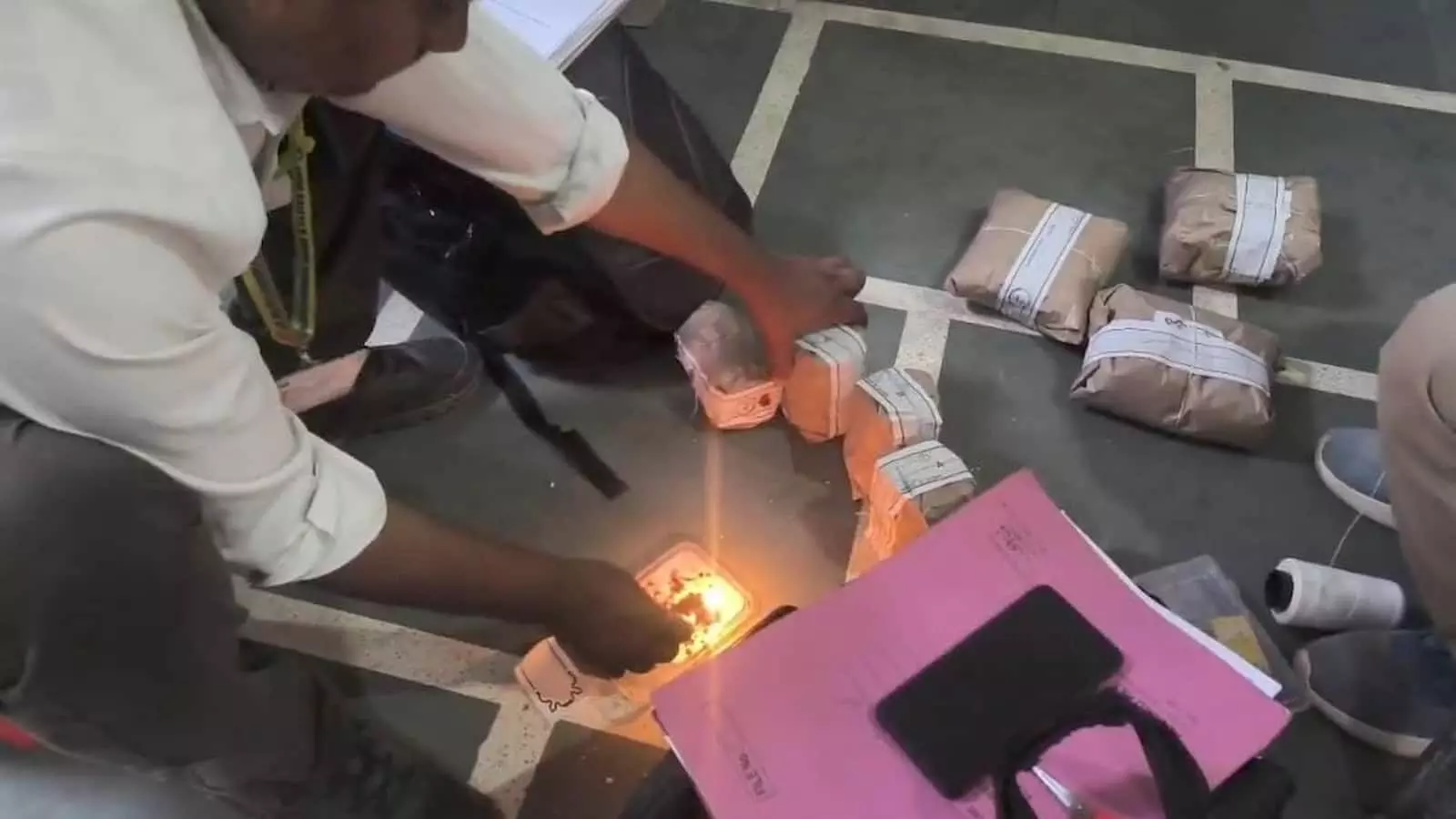 खाद्य सुरक्षा विभाग के अधिकारी हापुड़ की फैक्ट्री में लिए गए खाद्य पदार्थों के सीलबंद नमूनों की जांच करते हुए। खाद्य सुरक्षा विभाग के अधिकारी हापुड़ की फैक्ट्री में लिए गए खाद्य पदार्थों के सीलबंद नमूनों की जांच करते हुए।