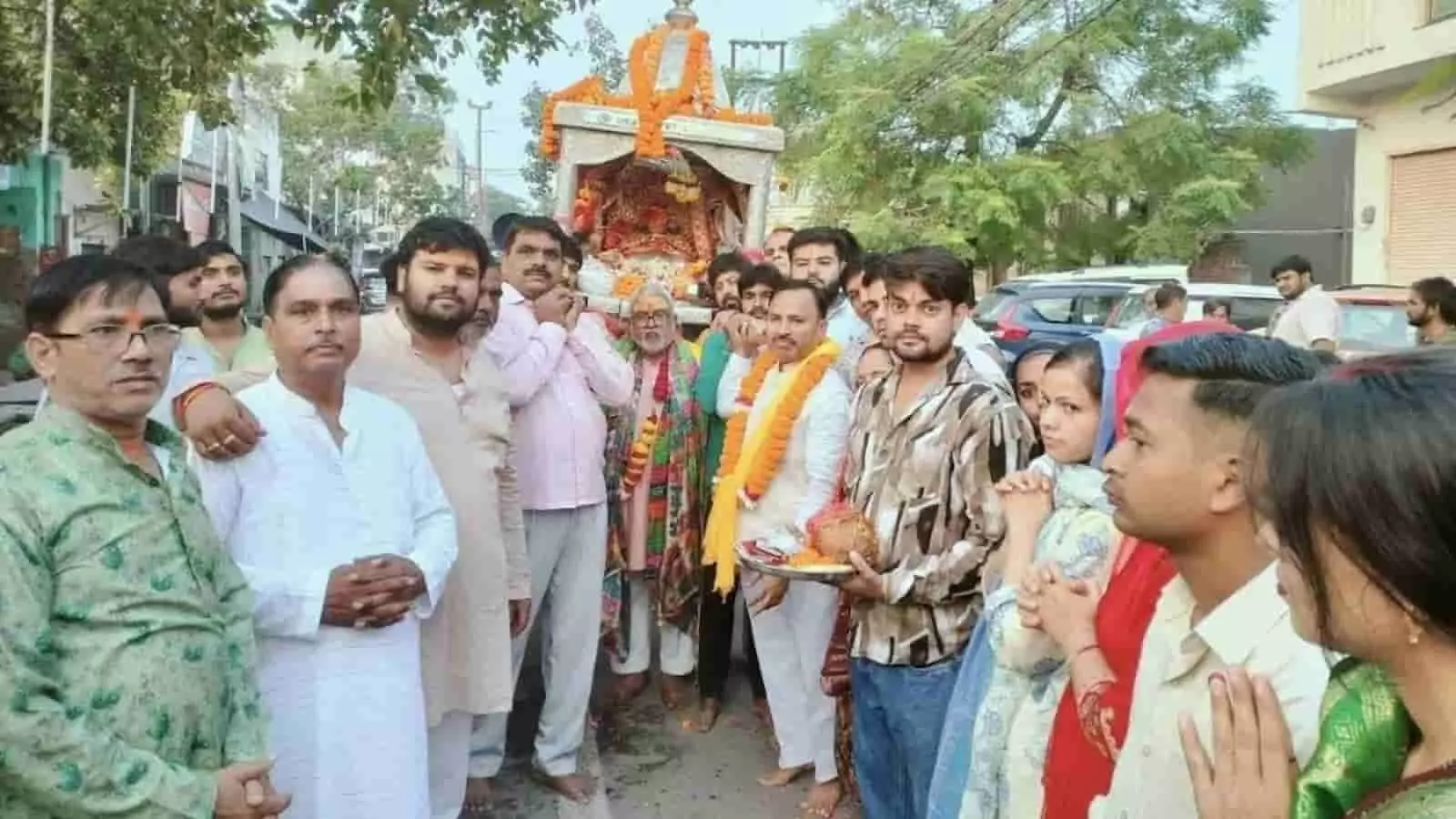 शारदीय नवरात्रि पर हापुड़ में निकाली गई मां चंडी महारानी की पालकी यात्रा में शामिल श्रद्धालु। शारदीय नवरात्रि पर हापुड़ में निकाली गई मां चंडी महारानी की पालकी यात्रा में शामिल श्रद्धालु।