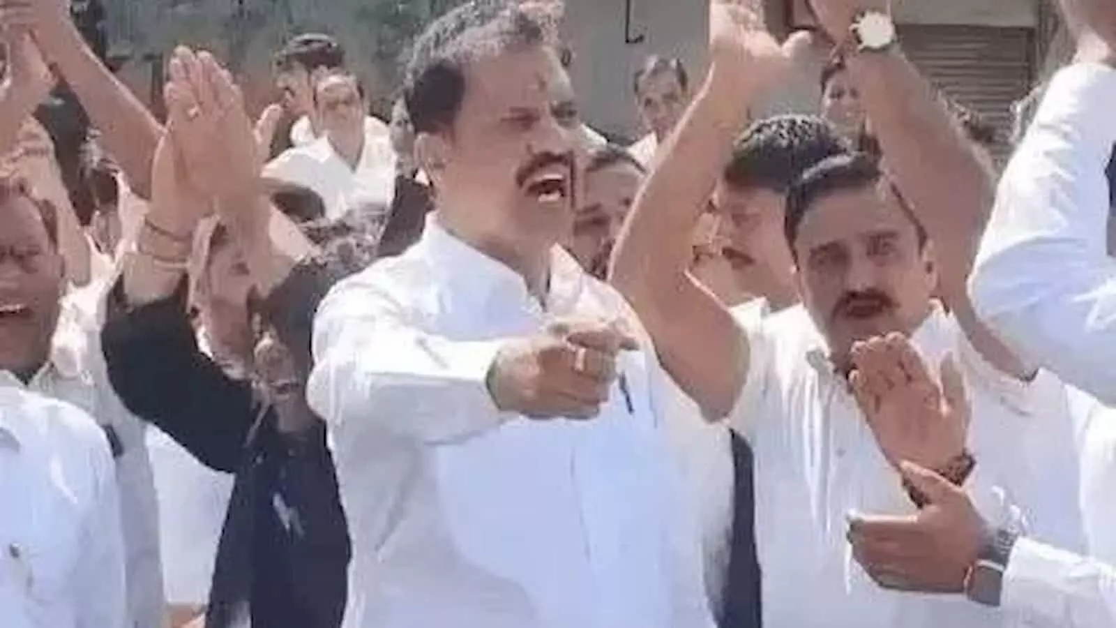 तस्वीर में भीलवाड़ा में साथी वकील पर हमले के मामले में मुख्य आरोपी की गिरफ्तारी की मांग को लेकर विरोध प्रदर्शन करते हुए वकील दिखाई दे रहे हैं. तस्वीर में भीलवाड़ा में साथी वकील पर हमले के मामले में मुख्य आरोपी की गिरफ्तारी की मांग को लेकर विरोध प्रदर्शन करते हुए वकील दिखाई दे रहे हैं.