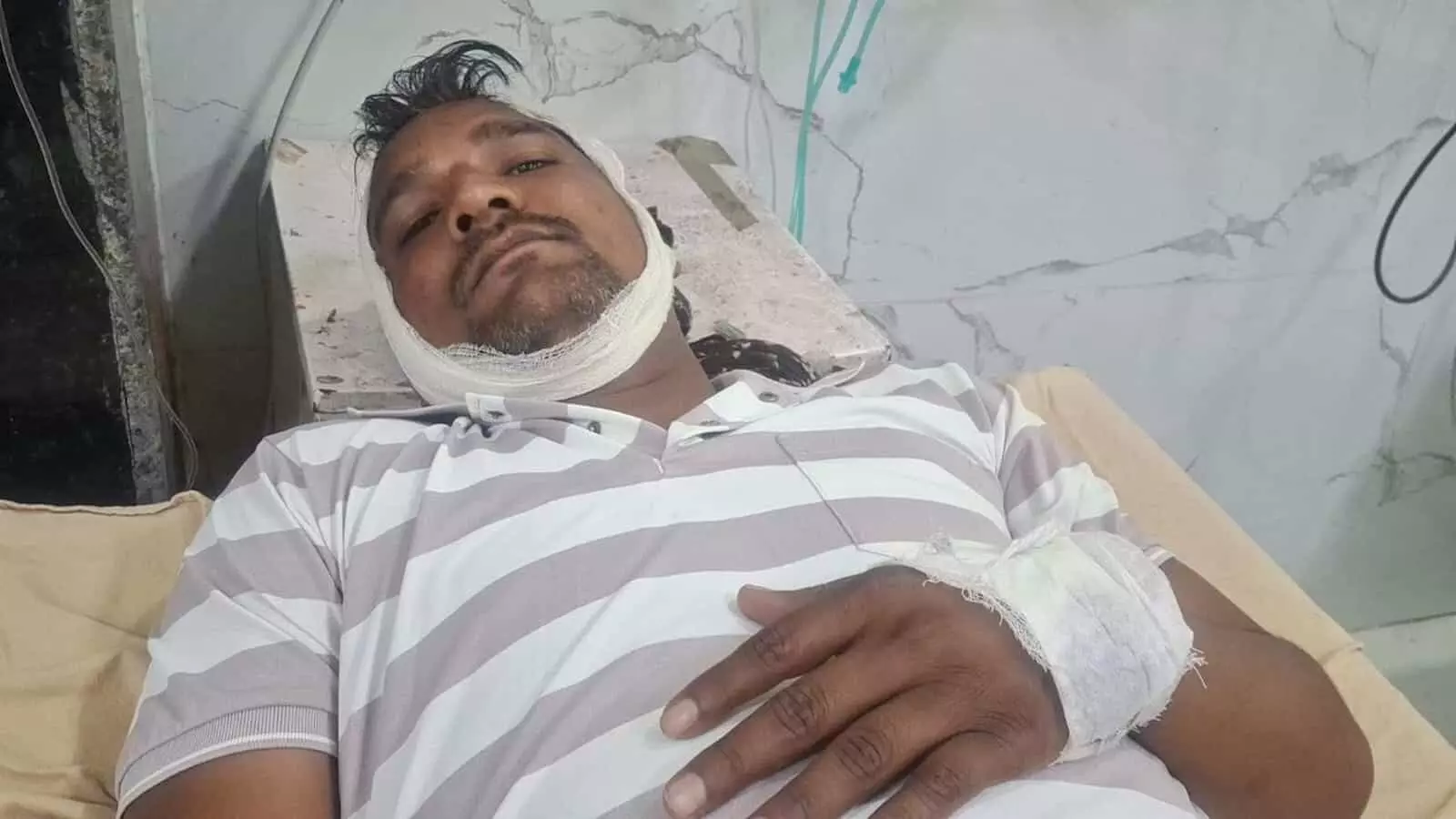 तस्वीर में अस्पताल के बेड पर लेटे हुए घायल अधिवक्ता राहुल मालावत दिख रहे हैं. तस्वीर में अस्पताल के बेड पर लेटे हुए घायल अधिवक्ता राहुल मालावत दिख रहे हैं.