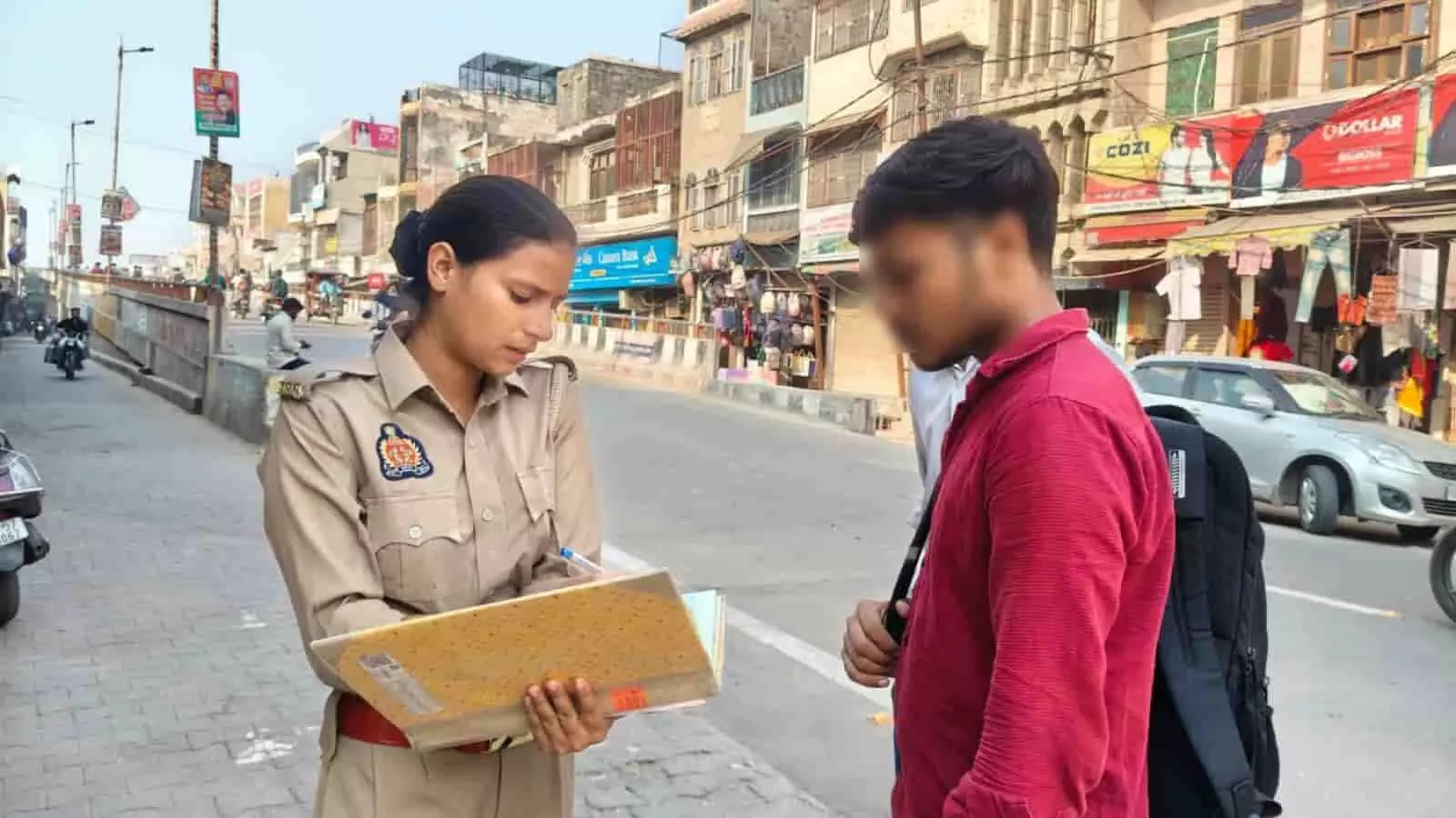 सार्वजनिक स्थान पर हापुड़ पुलिस द्वारा संदिग्ध युवक की चेकिंग सार्वजनिक स्थान पर हापुड़ पुलिस द्वारा संदिग्ध युवक की चेकिंग