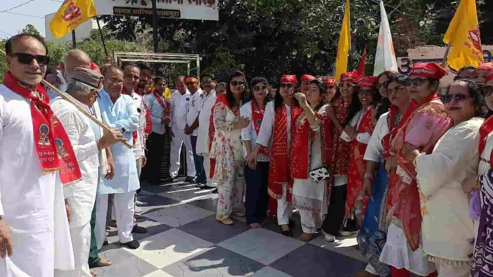 तस्वीर में शाहपुरा में आयोजित असू चंड सिंधीयत एकता दिवस महोत्सव के दौरान शामिल सिंधी समाज के लोग नजर आ रहे हैं। तस्वीर में शाहपुरा में आयोजित असू चंड सिंधीयत एकता दिवस महोत्सव के दौरान शामिल सिंधी समाज के लोग नजर आ रहे हैं।