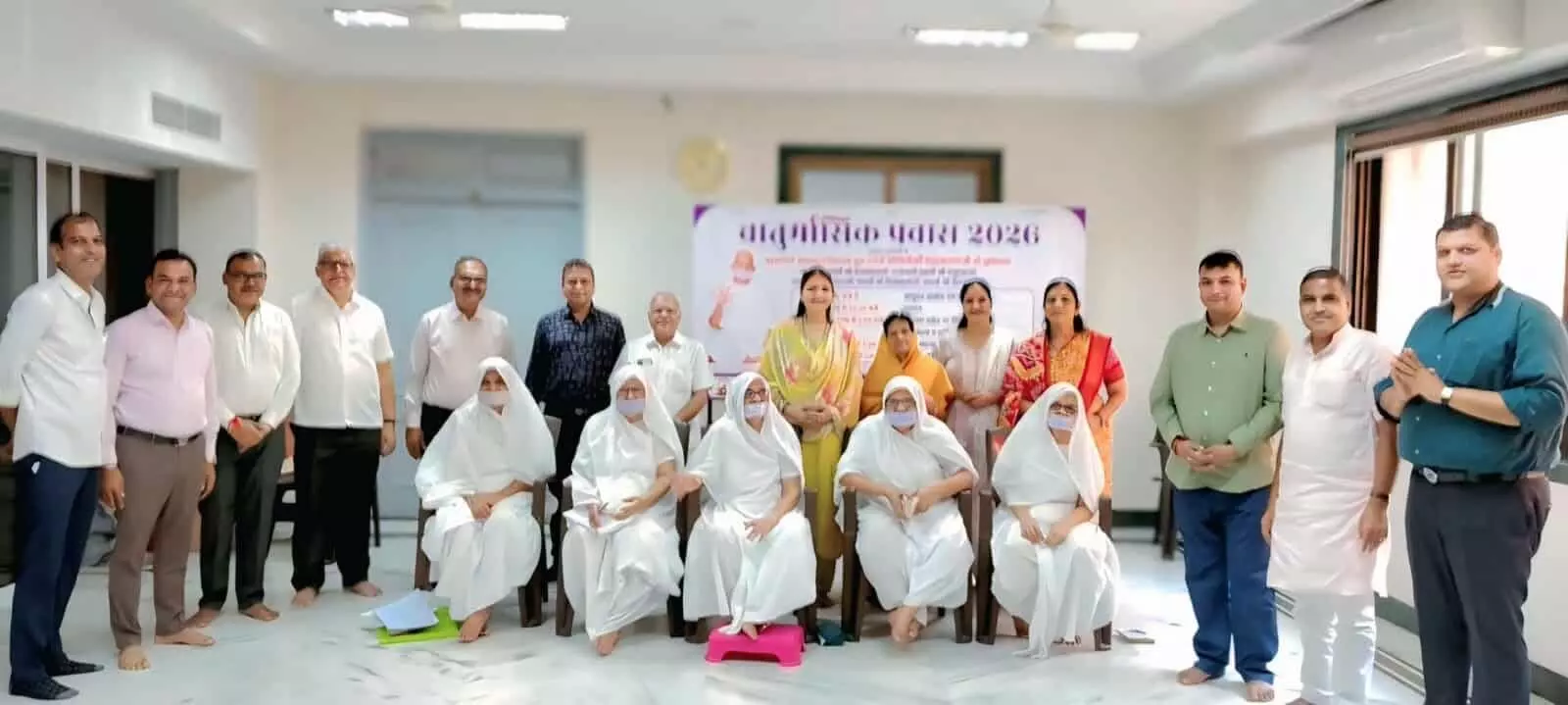 तस्वीर में दक्षिण मुंबई में साध्वीवृंद और घाटकोपर सभा के पदाधिकारी नजर आ रहे हैं. तस्वीर में दक्षिण मुंबई में साध्वीवृंद और घाटकोपर सभा के पदाधिकारी नजर आ रहे हैं.