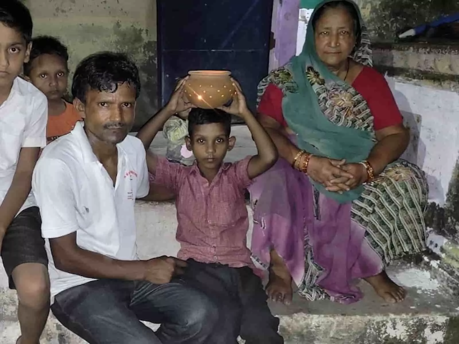 तस्वीर में भुसावर में सिर पर दीपयुक्त मटकीनुमा झांझी रखे बच्चे और ग्रामीण नजर आ रहे हैं. तस्वीर में भुसावर में सिर पर दीपयुक्त मटकीनुमा झांझी रखे बच्चे और ग्रामीण नजर आ रहे हैं.