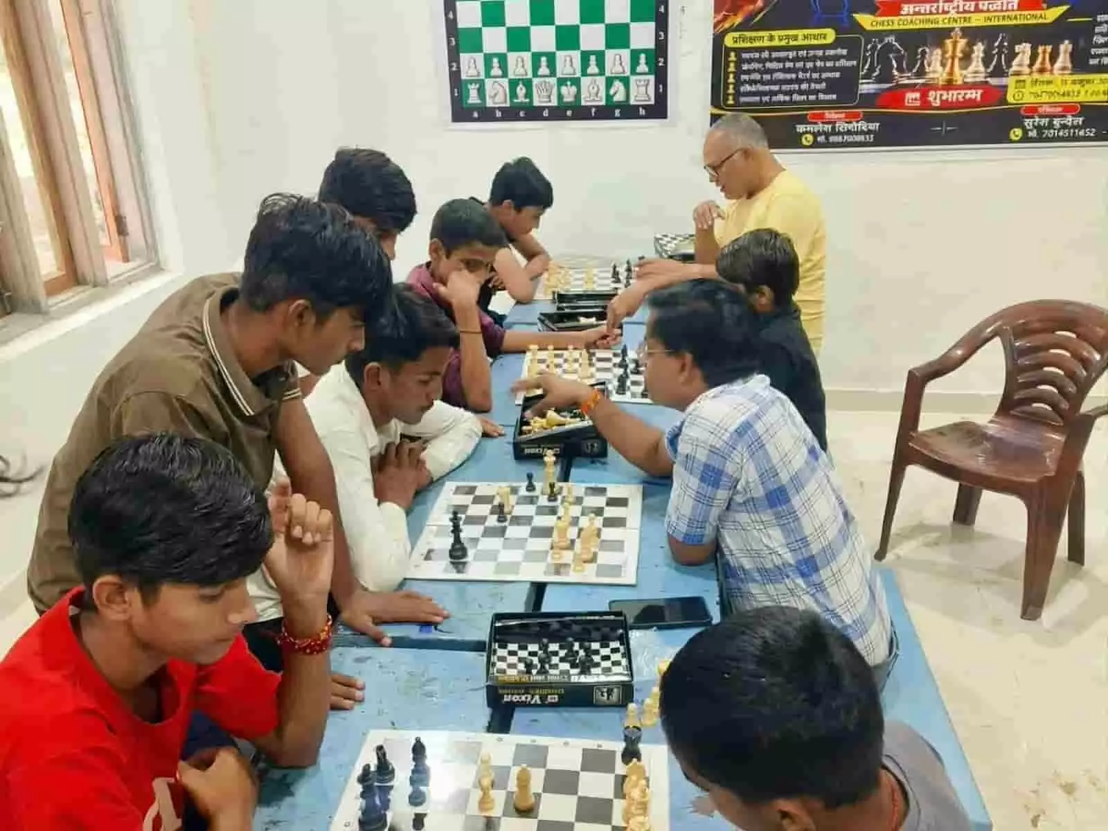 तस्वीर में मदरलैण्ड स्पोर्ट्स एकेडमी टोंक में शतरंज का अभ्यास करते युवा खिलाड़ी दिख रहे हैं। तस्वीर में मदरलैण्ड स्पोर्ट्स एकेडमी टोंक में शतरंज का अभ्यास करते युवा खिलाड़ी दिख रहे हैं।