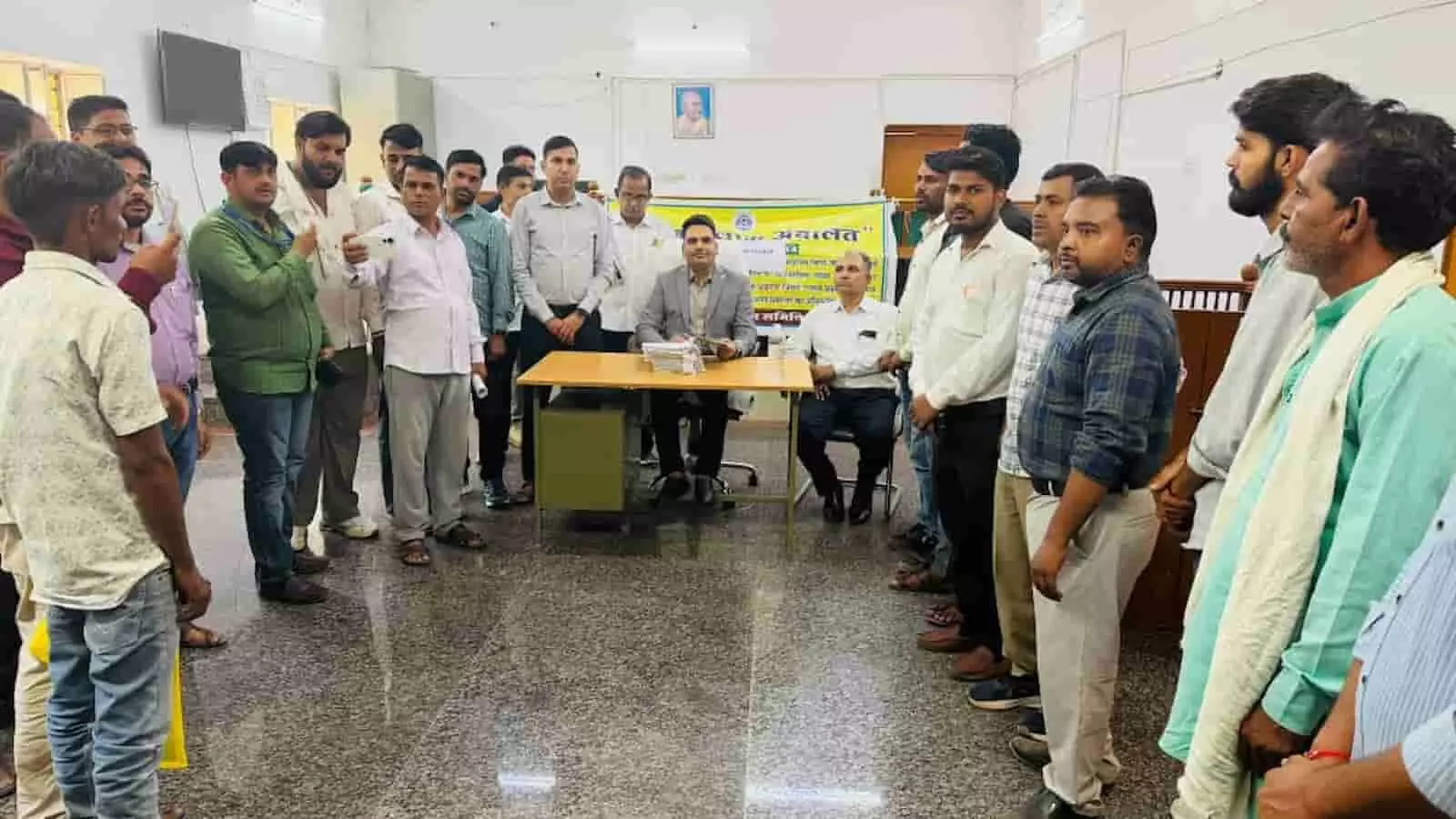तस्वीर में बौंली न्यायालय कक्ष में विकास नेहरा की अध्यक्षता में राष्ट्रीय लोक अदालत का आयोजन हो रहा है। तस्वीर में बौंली न्यायालय कक्ष में विकास नेहरा की अध्यक्षता में राष्ट्रीय लोक अदालत का आयोजन हो रहा है।