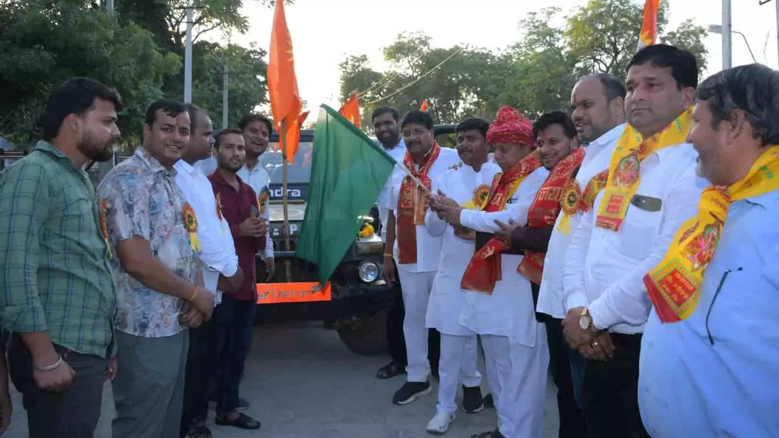 तस्वीर में गंगापुर सिटी में हरी झंडी दिखाकर अग्र चेतना वाहन रैली को रवाना करते अतिथि दिख रहे हैं। तस्वीर में गंगापुर सिटी में हरी झंडी दिखाकर अग्र चेतना वाहन रैली को रवाना करते अतिथि दिख रहे हैं।