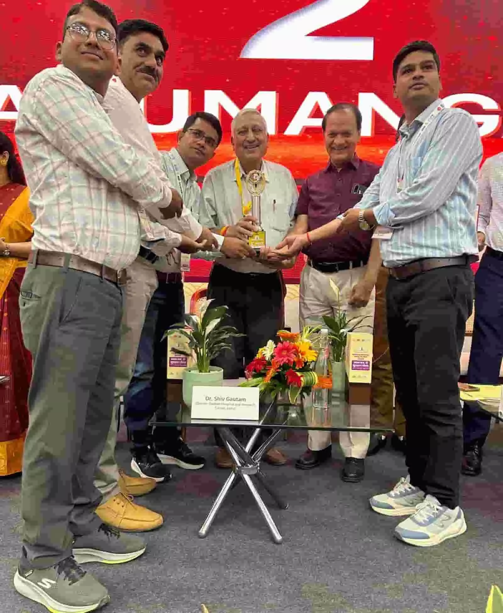 तस्वीर में जयपुर में आयोजित समारोह के दौरान मानसिक स्वास्थ्य जागरूकता में प्रथम आने पर करौली जिले की टीम को सम्मानित करते हुए अधिकारी दिख रहे हैं। तस्वीर में जयपुर में आयोजित समारोह के दौरान मानसिक स्वास्थ्य जागरूकता में प्रथम आने पर करौली जिले की टीम को सम्मानित करते हुए अधिकारी दिख रहे हैं।