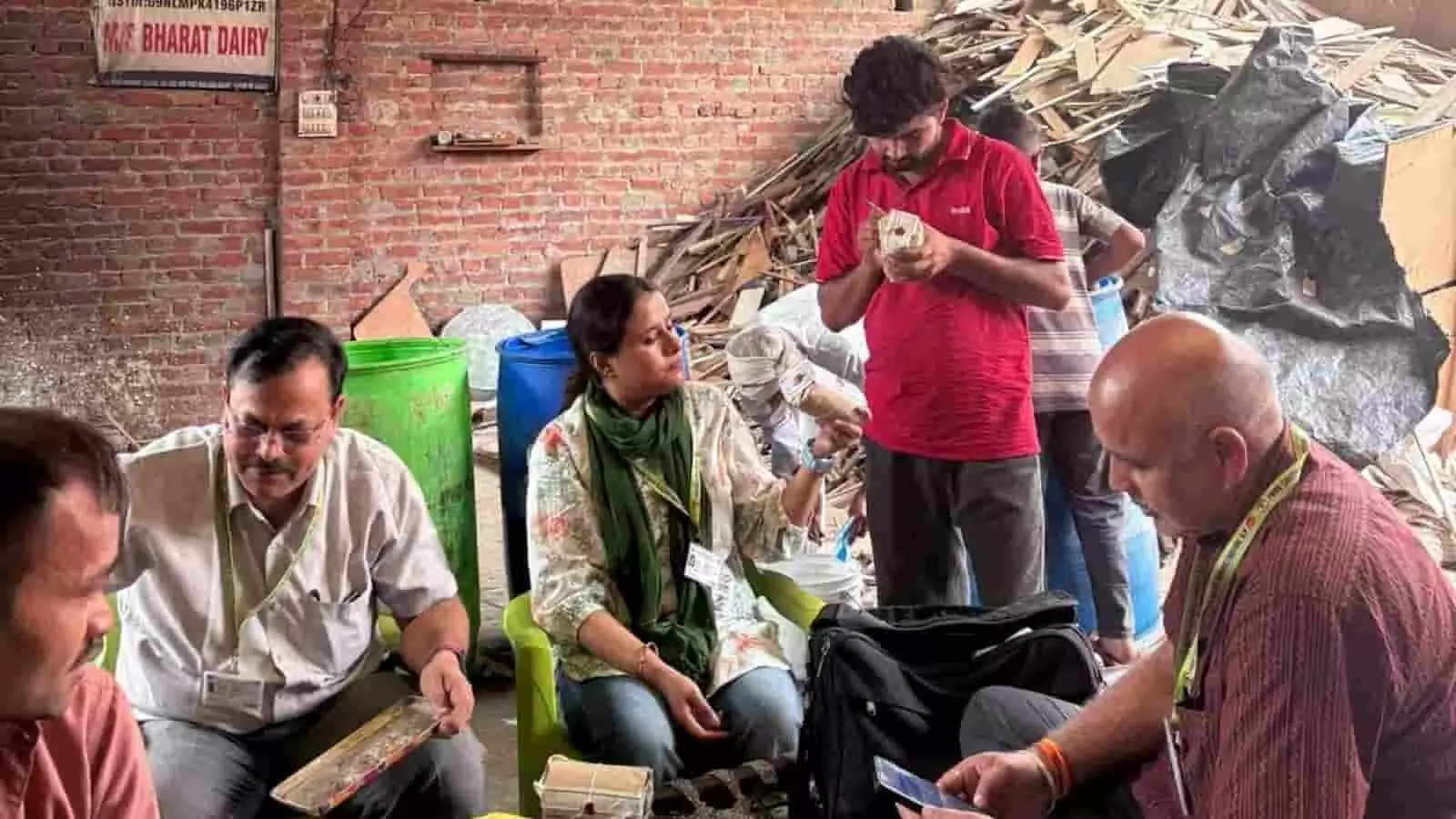 खाद्य सुरक्षा विभाग की टीम द्वारा हापुड़ के बझैरा कलां स्थित भारत डेयरी पर मिलावटखोरी के खिलाफ की गई छापेमारी का दृश्य। खाद्य सुरक्षा विभाग की टीम द्वारा हापुड़ के बझैरा कलां स्थित भारत डेयरी पर मिलावटखोरी के खिलाफ की गई छापेमारी का दृश्य।