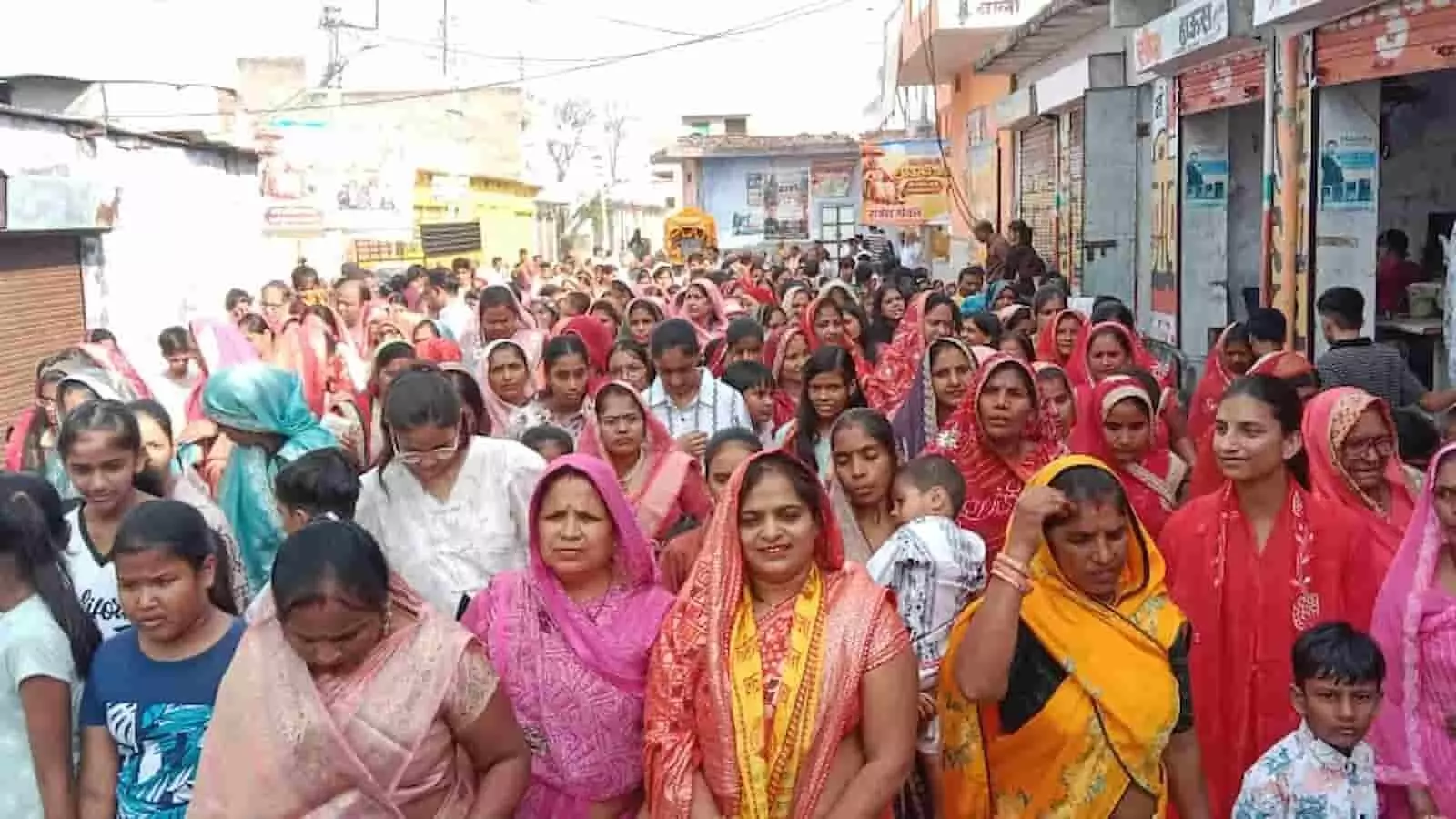 तस्वीर में बौंली में महाराजा अग्रसेन जयंती के अवसर पर निकाली गई शोभायात्रा में शामिल लोग दिखाई दे रहे हैं. तस्वीर में बौंली में महाराजा अग्रसेन जयंती के अवसर पर निकाली गई शोभायात्रा में शामिल लोग दिखाई दे रहे हैं.