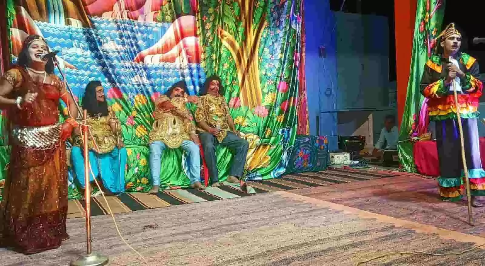 तस्वीर में बौंली के शिव बगीची प्रांगण में रामलीला के तीसरे दिन मंच पर प्रसंग प्रस्तुत करते कलाकार दिखाई दे रहे हैं। तस्वीर में बौंली के शिव बगीची प्रांगण में रामलीला के तीसरे दिन मंच पर प्रसंग प्रस्तुत करते कलाकार दिखाई दे रहे हैं।