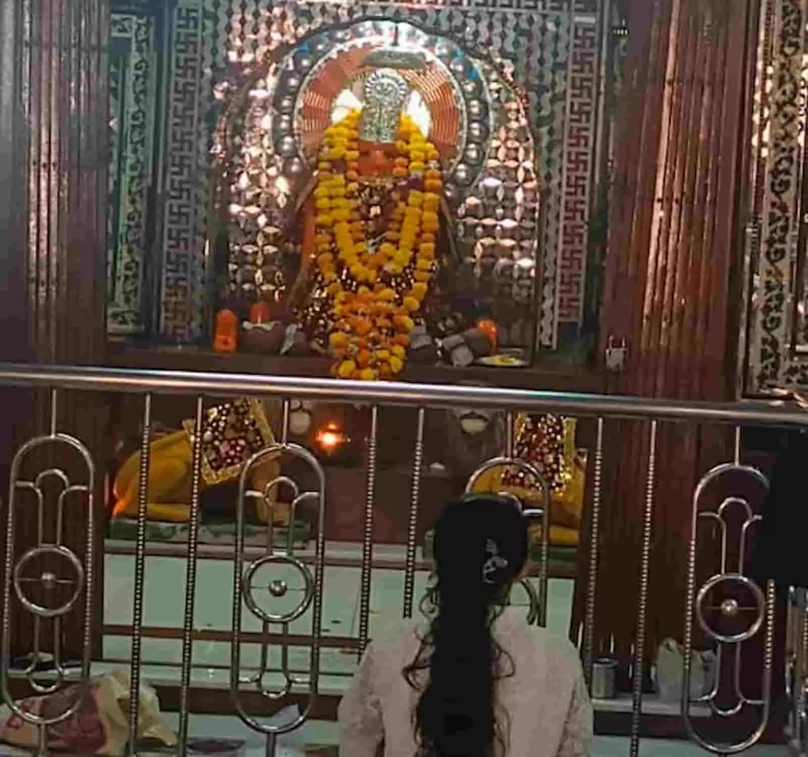 तस्वीर में सवाई माधोपुर के प्राचीन बाकी माता मंदिर में शारदीय नवरात्र दर्शन करती महिला। तस्वीर में सवाई माधोपुर के प्राचीन बाकी माता मंदिर में शारदीय नवरात्र दर्शन करती महिला।