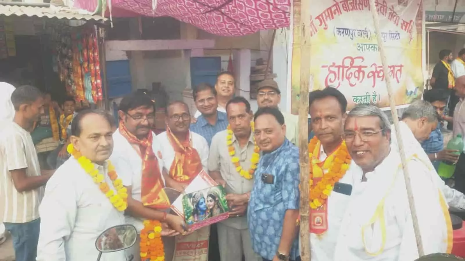 तस्वीर में गंगापुर सिटी में समिति सदस्यों का अभिनंदन करते अग्रवाल समाज के पदाधिकारी। तस्वीर में गंगापुर सिटी में समिति सदस्यों का अभिनंदन करते अग्रवाल समाज के पदाधिकारी।
