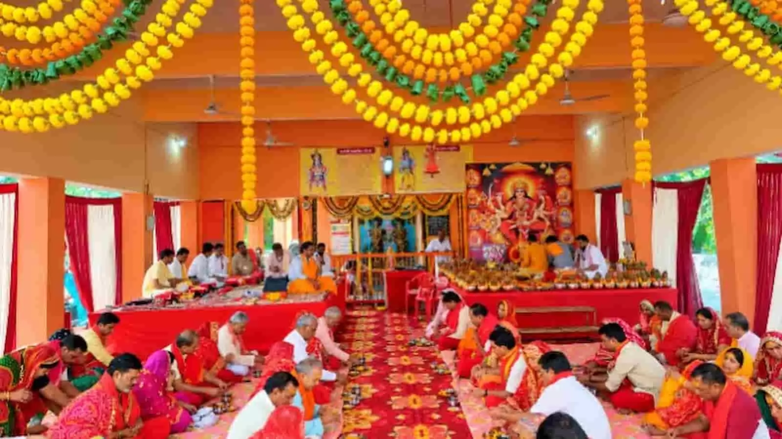 तस्वीर में सीताराम मंदिर परिसर में श्रद्धालु नवरात्र महोत्सव के दौरान पूजा-अर्चना करते दिख रहे हैं। तस्वीर में सीताराम मंदिर परिसर में श्रद्धालु नवरात्र महोत्सव के दौरान पूजा-अर्चना करते दिख रहे हैं।