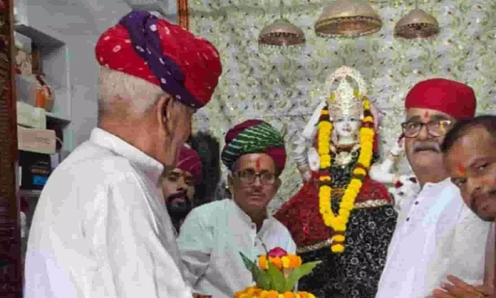 आईड़ाणा के मंदिर में घट स्थापना अनुष्ठान के दौरान मंगल कलश थामे हुए पारंपरिक पोशाक में श्रद्धालु। आईड़ाणा के मंदिर में घट स्थापना अनुष्ठान के दौरान मंगल कलश थामे हुए पारंपरिक पोशाक में श्रद्धालु।