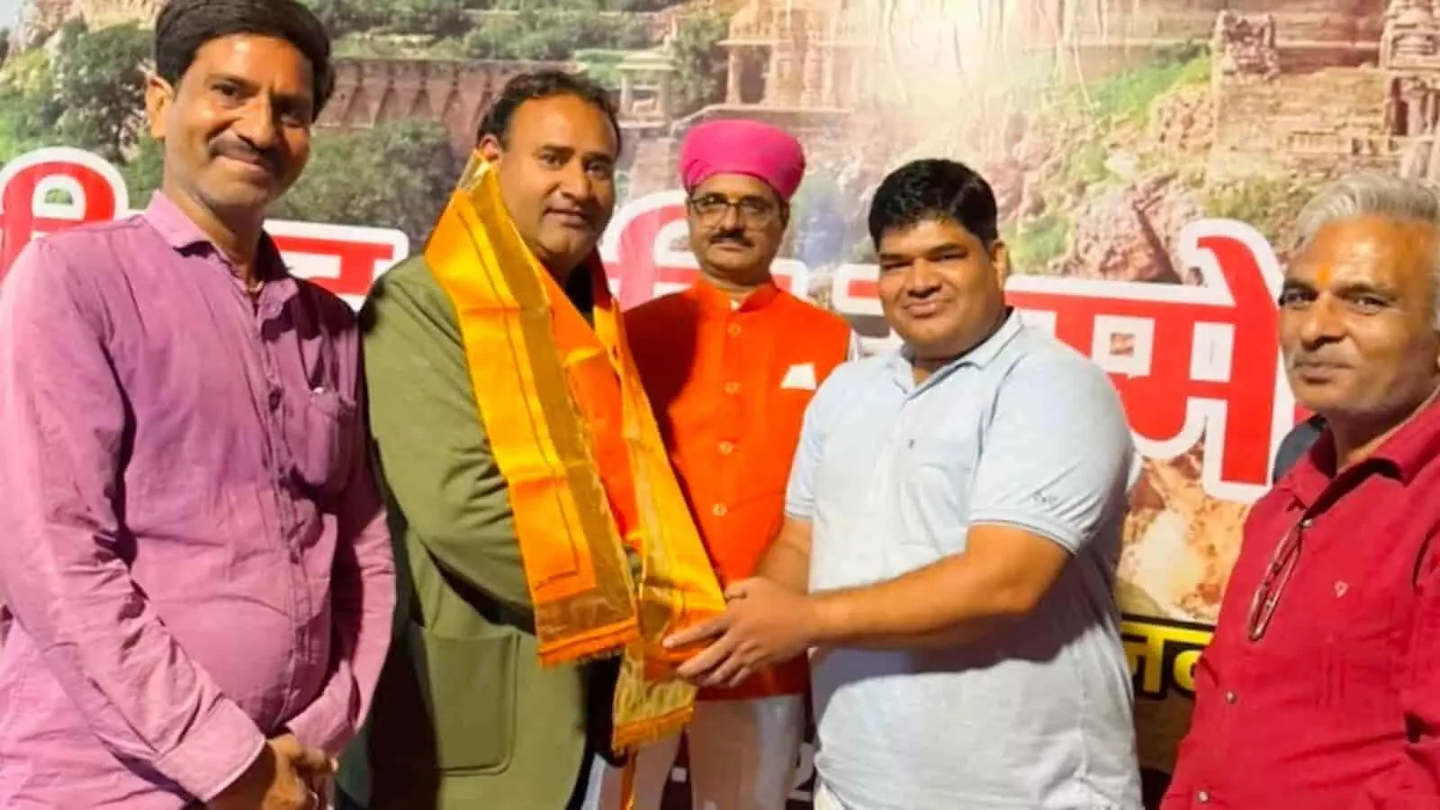 आमेट में राष्ट्रीय कवि जॉनी बैरागी का अभिनंदन करते हुए वैष्णव युवा परिषद के सदस्य। आमेट में राष्ट्रीय कवि जॉनी बैरागी का अभिनंदन करते हुए वैष्णव युवा परिषद के सदस्य।