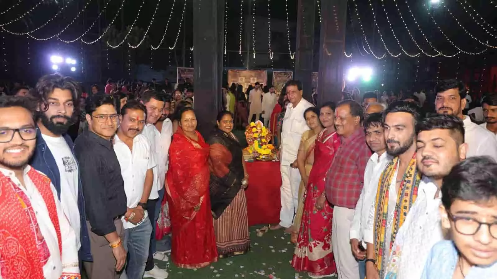 तस्वीर में निम्बाहेड़ा में आयोजित गरबा नाइट कार्यक्रम में विधायक और अन्य अतिथि मौजूद हैं। तस्वीर में निम्बाहेड़ा में आयोजित गरबा नाइट कार्यक्रम में विधायक और अन्य अतिथि मौजूद हैं।