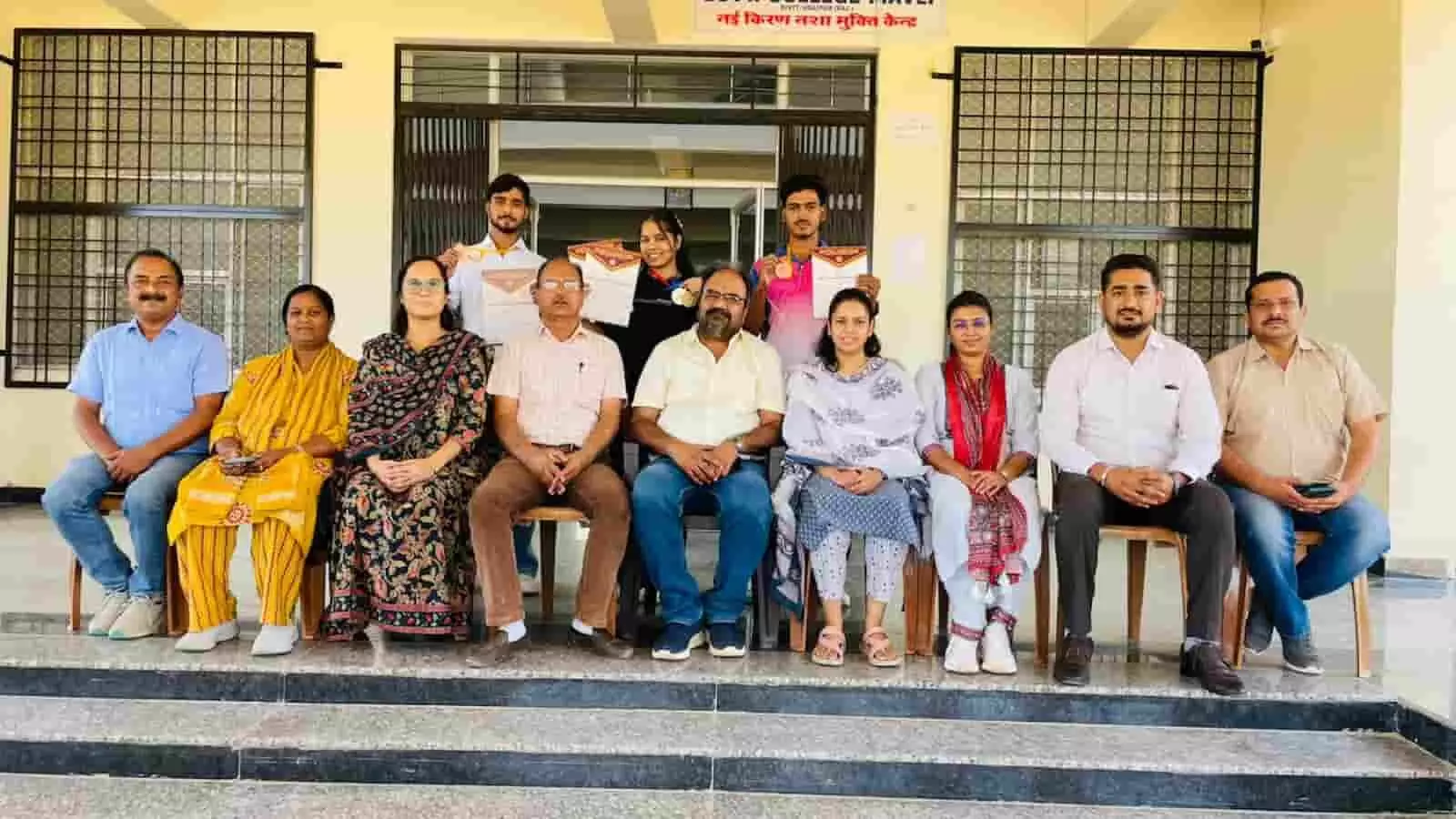 तस्वीर में मावली कॉलेज परिसर में पदक विजेता खिलाड़ी और स्टाफ सदस्य उपस्थित हैं। तस्वीर में मावली कॉलेज परिसर में पदक विजेता खिलाड़ी और स्टाफ सदस्य उपस्थित हैं।