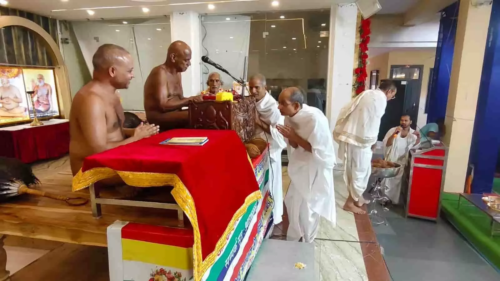 कोटा में मुनि श्री योगसागर जी महाराज के सानिध्य में आयोजित दो दिवसीय संगोष्ठी के दौरान मौजूद श्रद्धालु। कोटा में मुनि श्री योगसागर जी महाराज के सानिध्य में आयोजित दो दिवसीय संगोष्ठी के दौरान मौजूद श्रद्धालु।