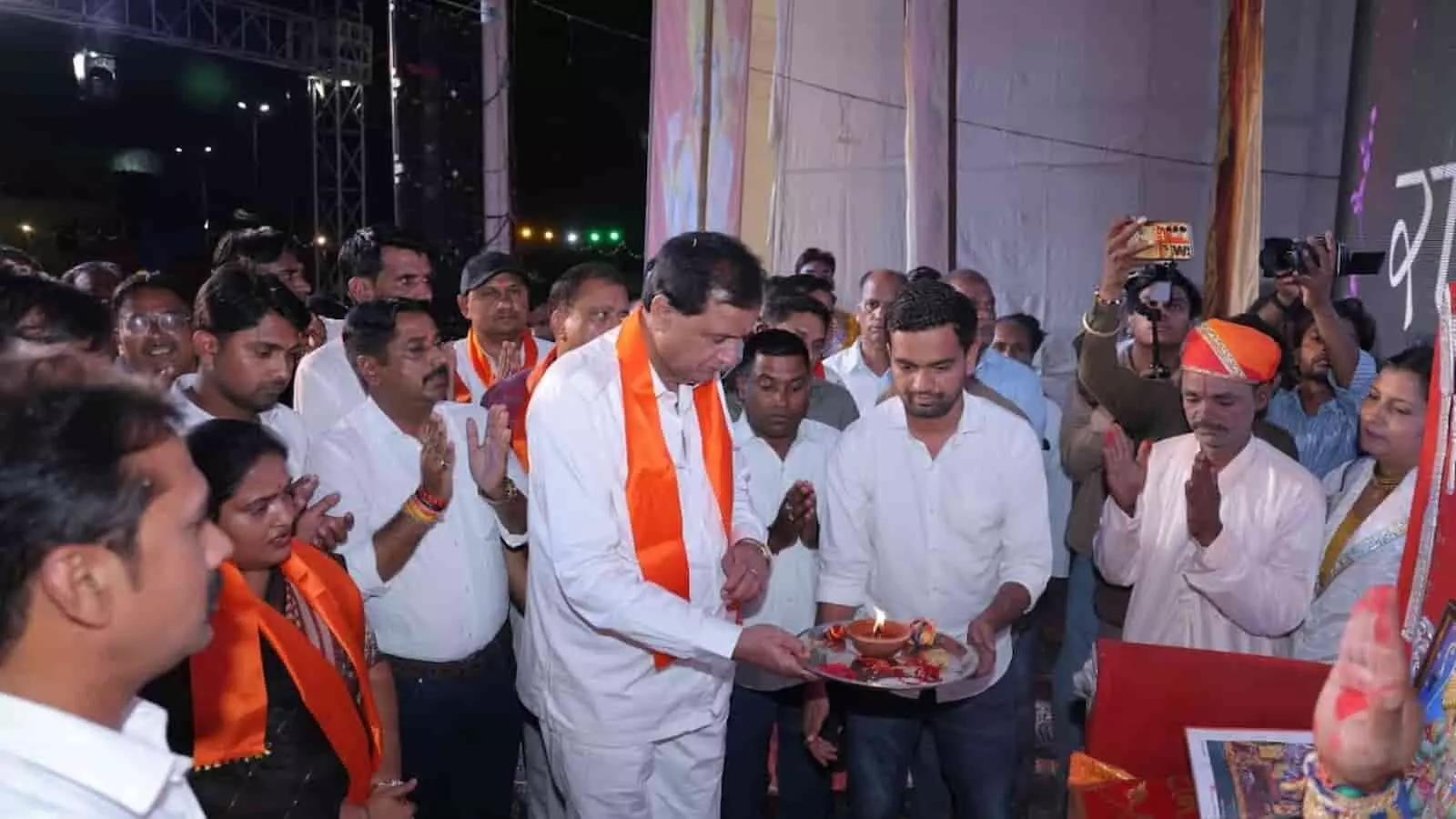 तस्वीर में विधायक श्रीचंद कृपलानी निम्बाहेड़ा में राष्ट्रीय दशहरा मेला 2026 के शुभारंभ पर पूजा-अर्चना करते हुए दिख रहे हैं। तस्वीर में विधायक श्रीचंद कृपलानी निम्बाहेड़ा में राष्ट्रीय दशहरा मेला 2026 के शुभारंभ पर पूजा-अर्चना करते हुए दिख रहे हैं।