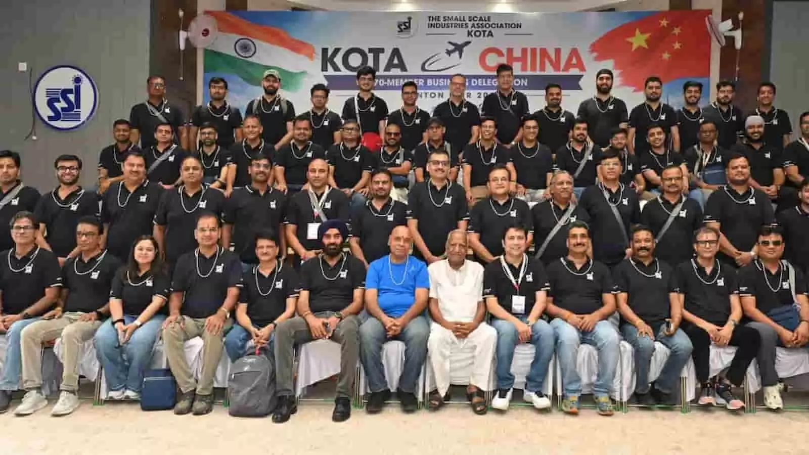 एसएसआई एसोसिएशन कोटा परिसर में समूह तस्वीर के लिए बैठे पदाधिकारी और उद्यमी। एसएसआई एसोसिएशन कोटा परिसर में समूह तस्वीर के लिए बैठे पदाधिकारी और उद्यमी।