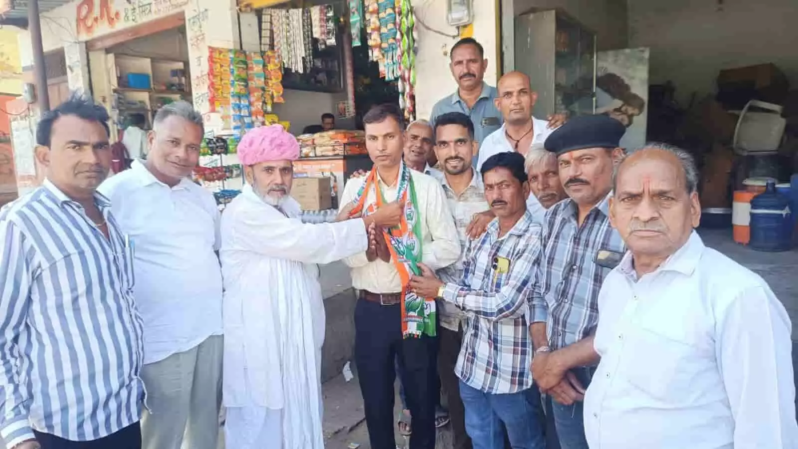 तस्वीर में कांग्रेस प्रत्याशी अनिल मेघवाल समर्थकों के साथ नामांकन के दौरान उपस्थित दिख रहे हैं। तस्वीर में कांग्रेस प्रत्याशी अनिल मेघवाल समर्थकों के साथ नामांकन के दौरान उपस्थित दिख रहे हैं।
