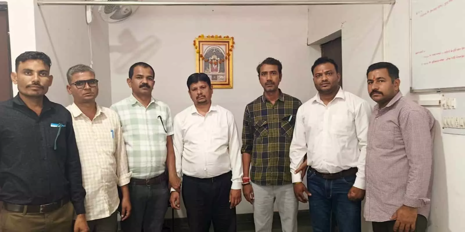 तस्वीर में बांसवाड़ा में रिश्वतखोरी मामले में एसीबी अधिकारियों के साथ खड़े आरोपी दिख रहे हैं। तस्वीर में बांसवाड़ा में रिश्वतखोरी मामले में एसीबी अधिकारियों के साथ खड़े आरोपी दिख रहे हैं।