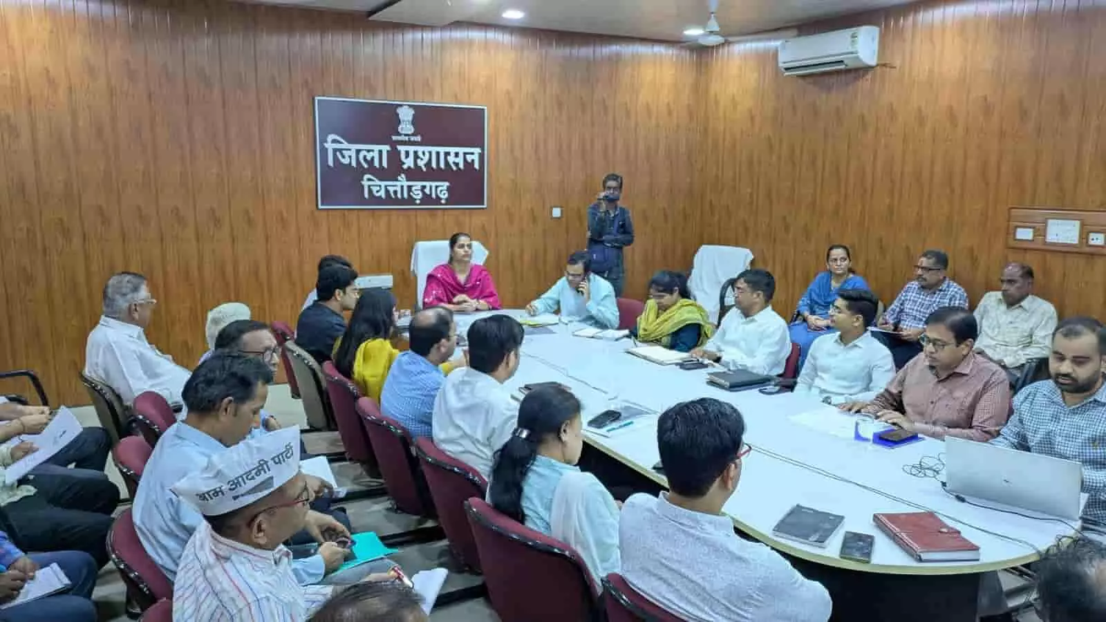 चित्तौड़गढ़ जिला प्रशासन सभागार में अधिकारियों एवं राजनीतिक प्रतिनिधियों की बैठक में उपस्थित जिला कलक्टर डॉ. मंजू। चित्तौड़गढ़ जिला प्रशासन सभागार में अधिकारियों एवं राजनीतिक प्रतिनिधियों की बैठक में उपस्थित जिला कलक्टर डॉ. मंजू।