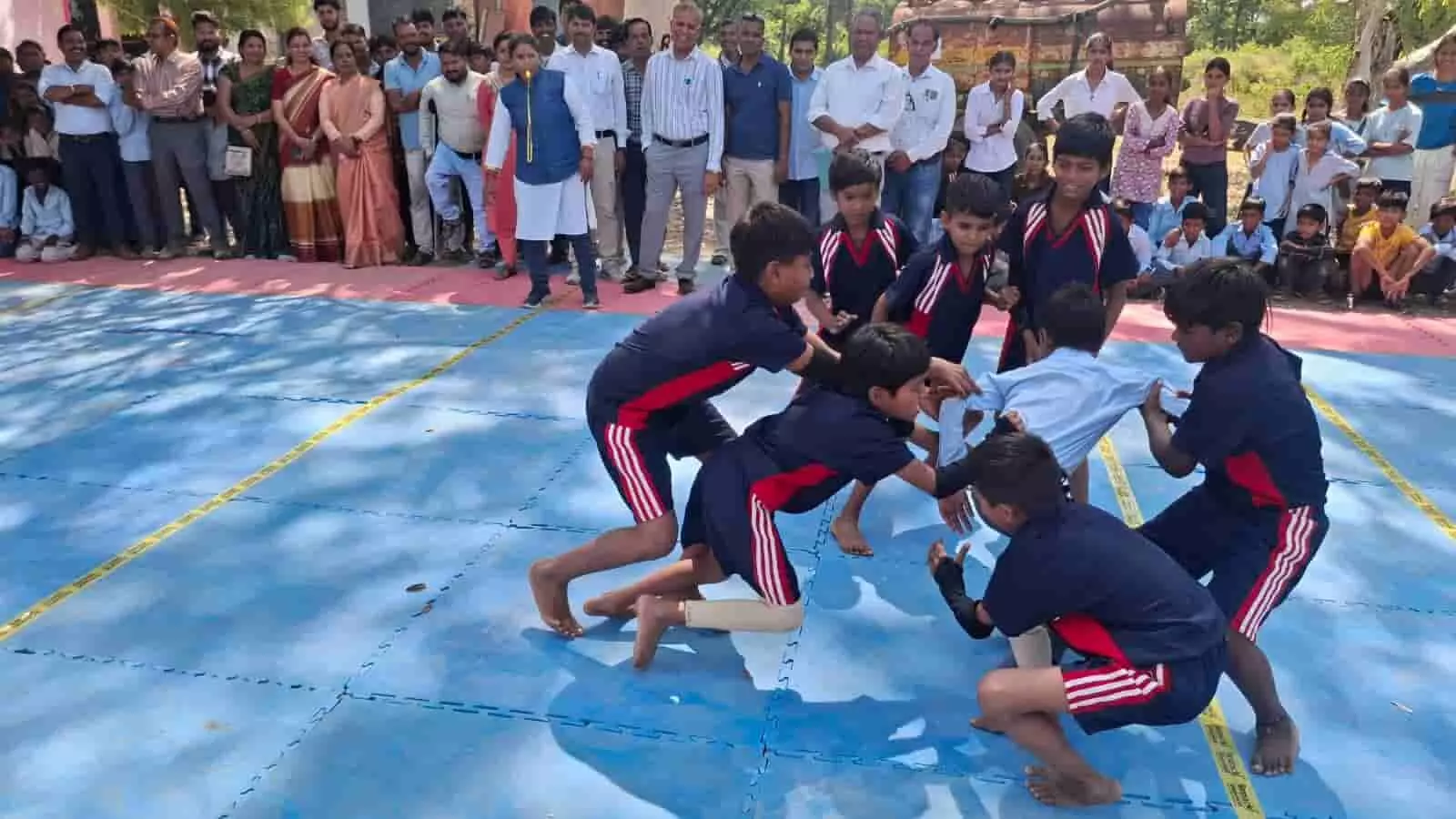 चित्तौड़गढ़ के स्कूल में खेलकूद प्रतियोगिता के दौरान मतदाता जागरूकता कार्यक्रम में उपस्थित शिक्षा अधिकारी और शिक्षक चित्तौड़गढ़ के स्कूल में खेलकूद प्रतियोगिता के दौरान मतदाता जागरूकता कार्यक्रम में उपस्थित शिक्षा अधिकारी और शिक्षक