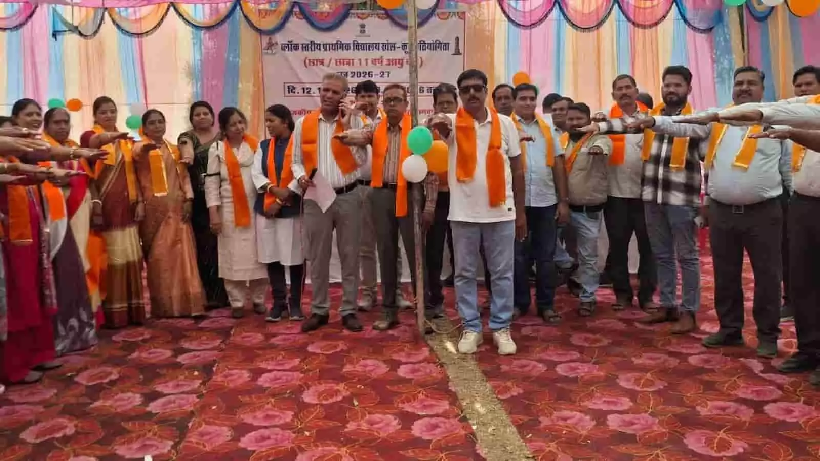 चित्तौड़गढ़ के स्कूल में खेलकूद प्रतियोगिता के दौरान मतदाता जागरूकता कार्यक्रम में उपस्थित शिक्षा अधिकारी और शिक्षक चित्तौड़गढ़ के स्कूल में खेलकूद प्रतियोगिता के दौरान मतदाता जागरूकता कार्यक्रम में उपस्थित शिक्षा अधिकारी और शिक्षक