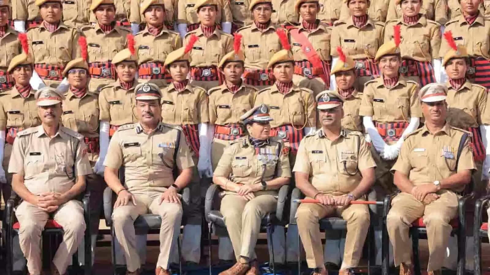 तस्वीर में परेड ग्राउंड पर कतारबद्ध खड़ी महिला कांस्टेबल और निरीक्षण करती वाहन सवार वरिष्ठ पुलिस अधिकारी। तस्वीर में परेड ग्राउंड पर कतारबद्ध खड़ी महिला कांस्टेबल और निरीक्षण करती वाहन सवार वरिष्ठ पुलिस अधिकारी।