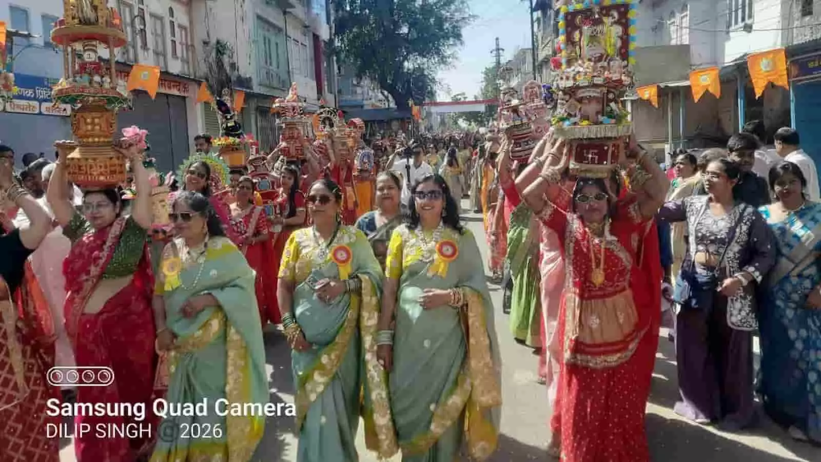 तस्वीर में ब्यावर में अग्रसेन जयंती शोभायात्रा के दौरान पारंपरिक परिधान में महिलाएं मंगल कलश ले जाती हुईं। तस्वीर में ब्यावर में अग्रसेन जयंती शोभायात्रा के दौरान पारंपरिक परिधान में महिलाएं मंगल कलश ले जाती हुईं।