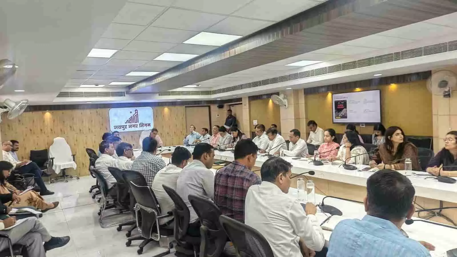 तस्वीर में जयपुर नगर निगम के सभागार में अधिकारियों की बैठक चलती दिख रही है। तस्वीर में जयपुर नगर निगम के सभागार में अधिकारियों की बैठक चलती दिख रही है।
