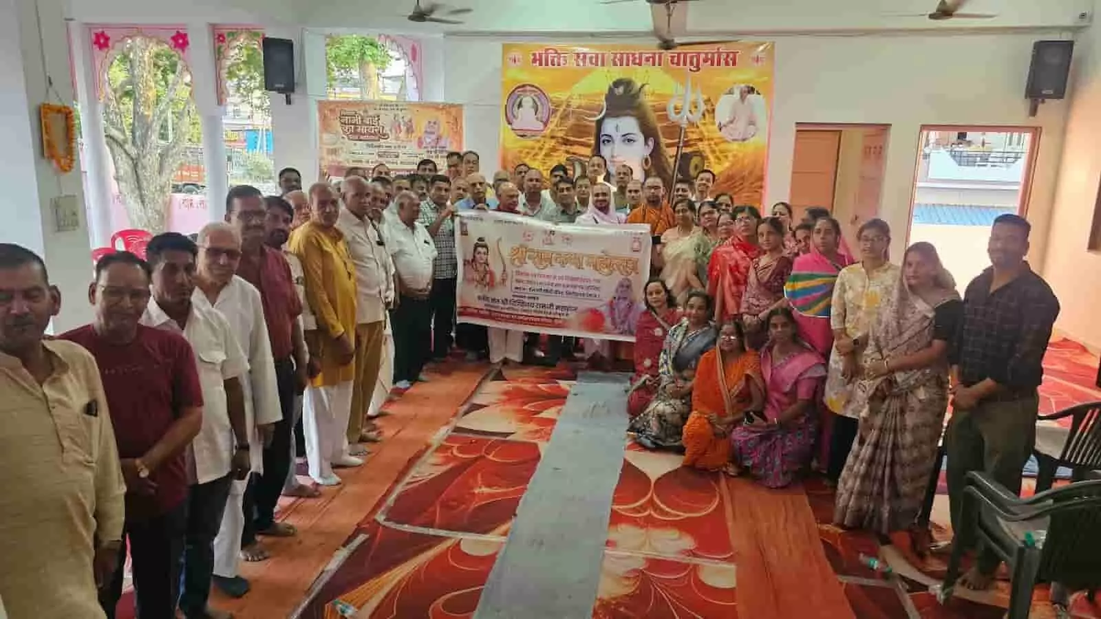 चित्तौड़गढ़ में श्रीराम कथा के पोस्टर का विमोचन करते हुए संत दिग्विजय राम महाराज और श्रद्धालु। चित्तौड़गढ़ में श्रीराम कथा के पोस्टर का विमोचन करते हुए संत दिग्विजय राम महाराज और श्रद्धालु।