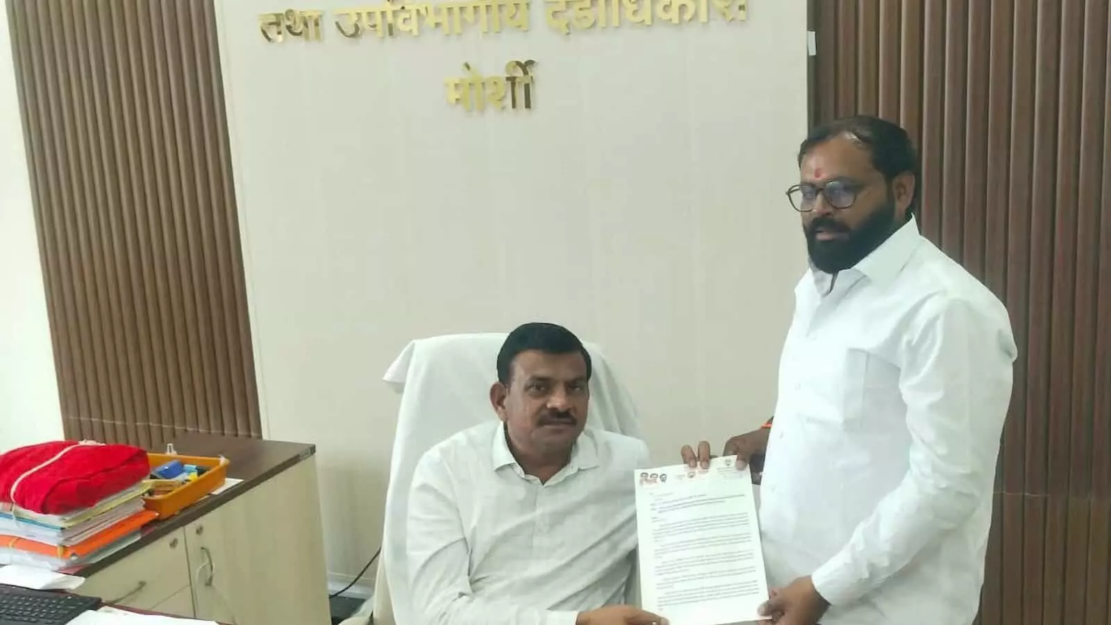 मोर्शी के उपविभागीय अधिकारी कार्यालय में संतरा और मोसंबी की फसल बचाने के लिए बोरवेल और कुएं खोदने पर लगे प्रतिबंध को हटाने की मांग को लेकर युवासेना प्रमुख उमेश शहाणे प्रशासन को ज्ञापन सौंपते हुए। मोर्शी के उपविभागीय अधिकारी कार्यालय में संतरा और मोसंबी की फसल बचाने के लिए बोरवेल और कुएं खोदने पर लगे प्रतिबंध को हटाने की मांग को लेकर युवासेना प्रमुख उमेश शहाणे प्रशासन को ज्ञापन सौंपते हुए।